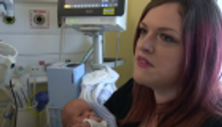 جراحة لجنين برحم أمه للمرة الأولى في بريطانيا