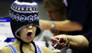 طفل يتلقى تطعيما ضد الحصبة