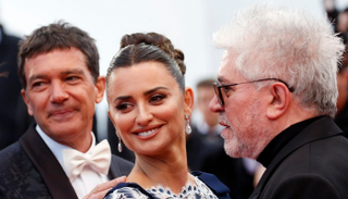 بينيلوبي كروز تتوسط أنطونيو بانديراس وبيدرو ألمودوبار