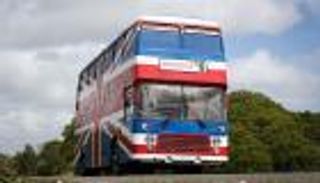 بالصور.. حافلة فرقة "سبايسي جيرلز" الشهيرة تتحول لفندق متنقل ببريطانيا