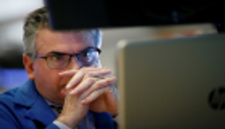 وول ستريت تغلق منخفضة بفعل خسائر شركات التكنولوجيا