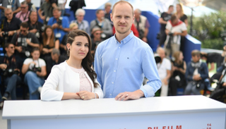 المخرجان وعد الخطيب وإدوارد واتس في مهرجان كان. 