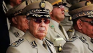 3 شخصيات جزائرية معارضة تدعو الجيش للحوار مع المحتجين