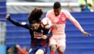 نقل مدافع برشلونة إلى المستشفى 