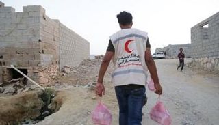 الإمارات توزع 80 ألف وجبة إفطار صائم في المحافظات اليمنية المحررة