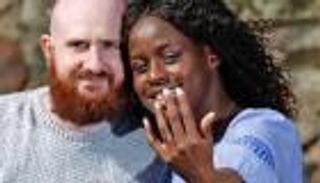 ممرض إنجليزي يهدي خطيبته قطعة من جسده 