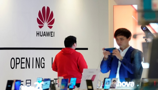 منتجات هواوي داخل مركز تجاري في شنغهاي - رويترز