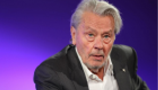 آلان ديلون يرد على اتهامه بمعاداة المرأة: لم أسئ للسيدات قط