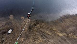 جرّار يضخّ مياه نهر فاض في ولاية نبراسكا الأمريكية