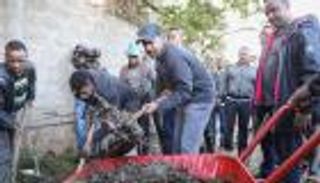 بالصور.. رئيس وزراء إثيوبيا يقود حملة لنظافة الشوارع