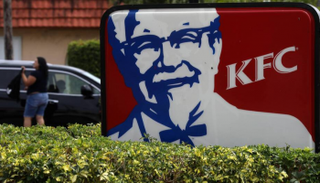 شاب يتناول وجبات كنتاكي مجانا لمدة عام