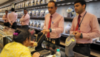 أسعار الذهب قرب أقل مستوى في أسبوعين