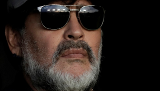 نجم كرة القدم الأرجنتيني السابق دييجو مارادونا