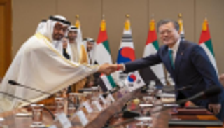 رئيس كوريا الجنوبية يشكر محمد بن زايد على مساعي تحرير رهينة بليبيا