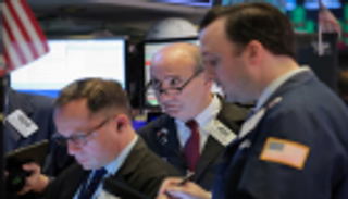 أزمة هواوي تضرب وول ستريت وتهبط بأسهم أمريكا