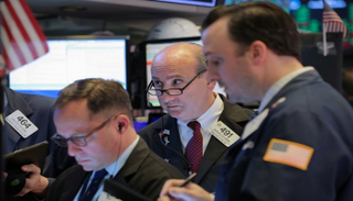 متعاملون أثناء التداول في بورصة نيويورك - رويترز