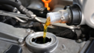 5 علامات تحذيرية تخبرك بأهمية تغيير زيت محرك السيارة 