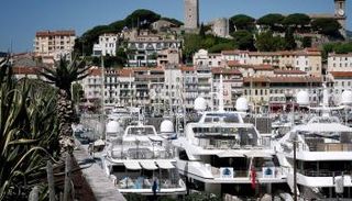 يخوت فاخرة في ميناء كان