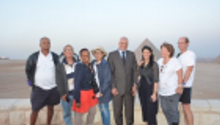 بالصور.. وزيرة السياحة المصرية تصطحب "مصابي الحافلة" إلى الأهرامات