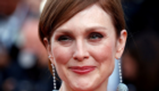 جوليان مور: رعايتِي مريضاً بـ"الإيدز" وراء دعمِي فيلم "فايف بي"