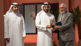 تكريم الفنان عبدالرحمن أبوزهرة على هامش الجلسة.