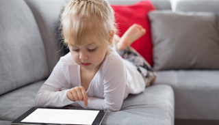 قضاء وقت طويل أمام الشاشات يضر سلوك وانتباه الأطفال - أرشيفية