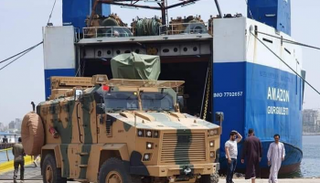 السفينة التركية أمازون تنقل مدرعات للمليشيات