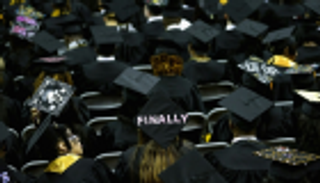 ملياردير يفاجئ طلاباً جامعيين بإعلان "جعلهم يطيرون من الفرح"