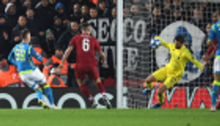 حارس ليفربول يستعد لنهائي الأبطال بذكرى تصدي نابولي