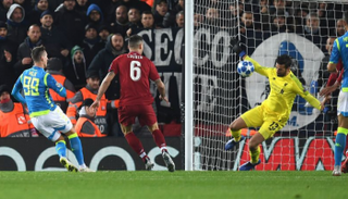 تصدي أليسون بيكر 