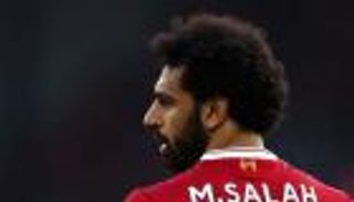 فيديو.. تشامبرلين يطالب صلاح بتفسير سبب "النوم الغريب"