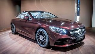 إحدى سيارات مرسيدس من فئة S