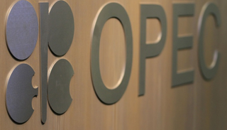 النفط يقفز لمستوى قياسي مع تلميحات أوبك لتأجيل اجتماعها القادم
