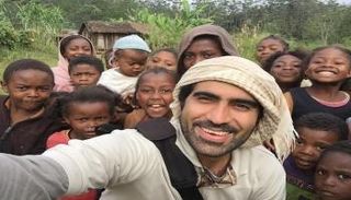 علي آل سلوم خلال إحدى جولاته حول العالم