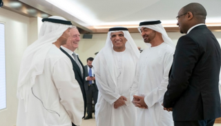 الشيخ محمد بن زايد آل نهيان والشيخ سعود بن صقر القاسمي أثناء المحاضرة