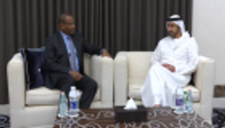عبد الله بن زايد يبحث مع رئيس وزراء مالي تعزيز التعاون المشترك