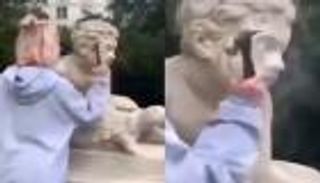 عارضة بولندية شهيرة تحطم تمثالا عمره 200 عام