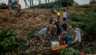 رضيعة جائعة.. أزمة فنزويلا في صورة تجتاح الإنترنت