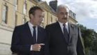 حفتر لماكرون: شروط وقف إطلاق النار لم تكتمل