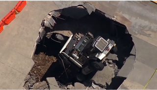 شاحنة ثقيلة تسقط في مرأب لانتظار السيارات بنيوجيرسي