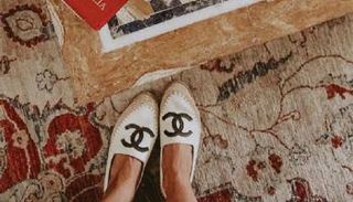 يعد الصندل من الأحذية المناسبة للسفر 