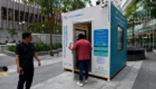 بالصور.. حجرات للتدخين في شوارع سنغافورة