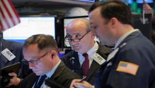 وول ستريت تغلق منخفضة