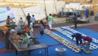 بالصور.. وجبات إفطار مجانية للفقراء في باكستان