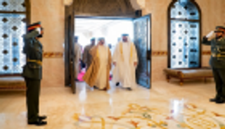 محمد بن زايد يستقبل العاهل البحريني لدى وصوله إلى أبوظبي