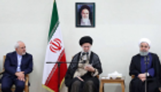 خامنئي يهاجم روحاني وظريف.. النووي يعمق الانقسام