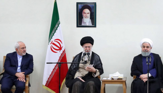 ظريف إلى يمين خامنئي وروحاني إلى يساره - أرشيف