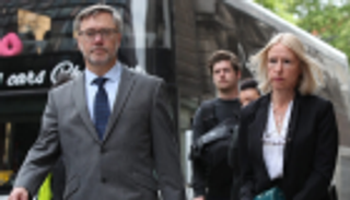 محاكمة والدي داعشي بريطاني بتهمة تمويله 