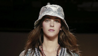 ارتداء القبعات يساهم في الحفاط على صحة الشعر 