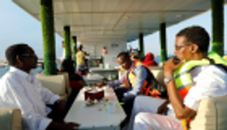 بالصور.. مطعم عائم في الصومال يتحدى خطر القراصنة 